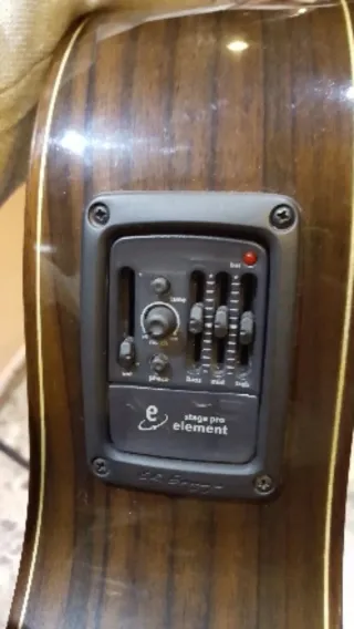 Guitarra Manuel Rodríguez A Cut con aplificador