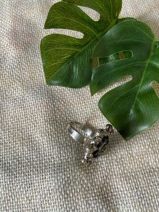 PRECIOSO ANILLO CON PIEDRAS NEGRAS Y BRILLANTES