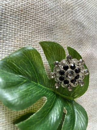 PRECIOSO ANILLO CON PIEDRAS NEGRAS Y BRILLANTES