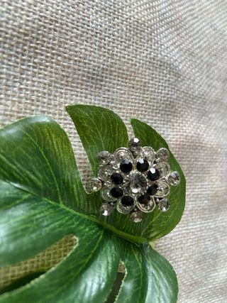 PRECIOSO ANILLO CON PIEDRAS NEGRAS Y BRILLANTES