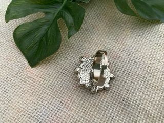 PRECIOSO ANILLO CON PIEDRAS NEGRAS Y BRILLANTES