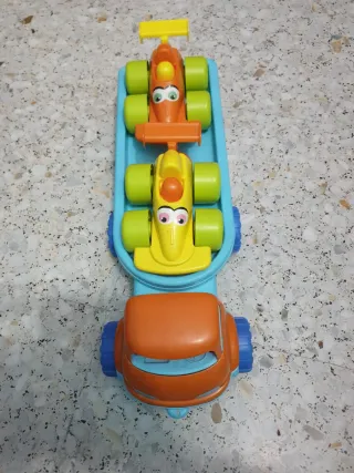 Camión de juguete con coches
