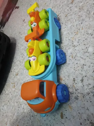 Camión de juguete con coches