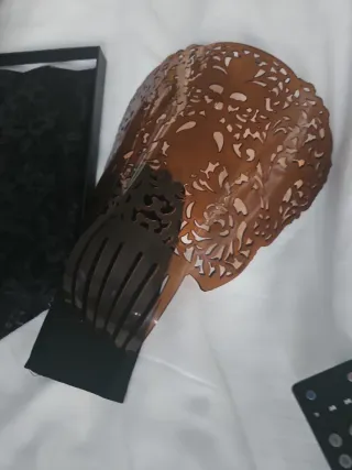 Mantilla Madrina, Peineta Marrón y Guantes Negros