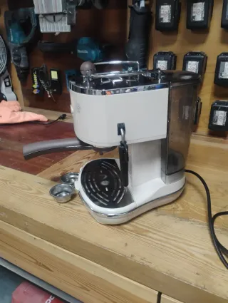 Cafetera DeLonghi Beige