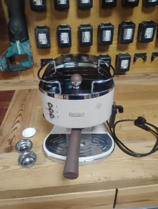 Cafetera DeLonghi Beige