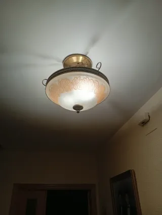 Lámpara de techo dorada y transparente