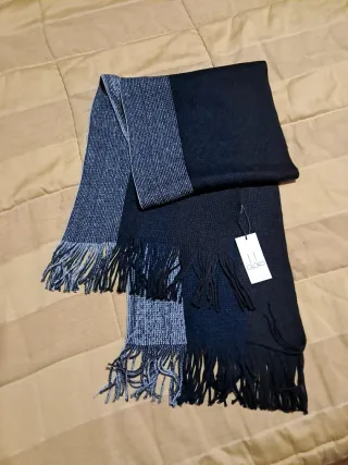 Bufanda GLÖKO negra, gris y azul con flecos