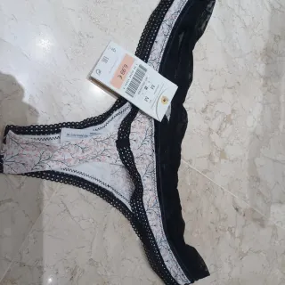 Tanga M con etiqueta y encaje.