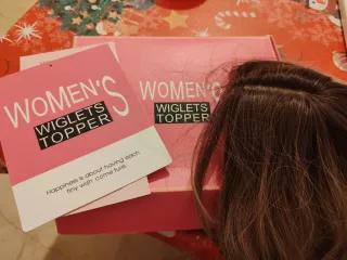 Peluca castaña ondulada sin usar