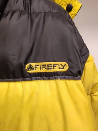 Plumífero negro y amarillo