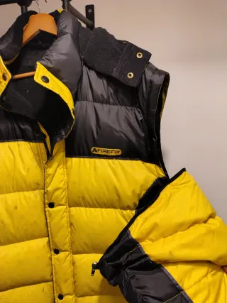 Plumífero negro y amarillo