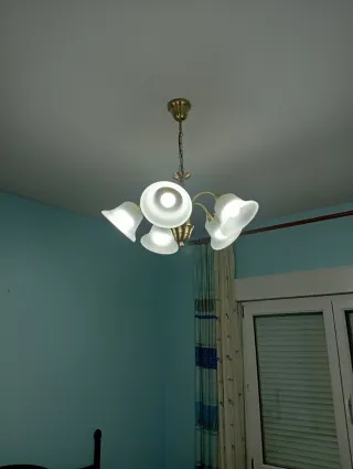 Lámpara de techo dorada y blanca