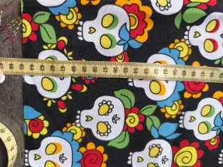 Tela Estampada Calaveras Flores