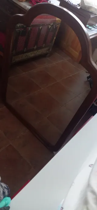 Cómoda de madera con tapa de mármol