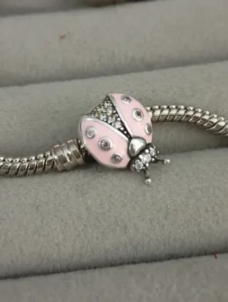 Charm mariquita rosa