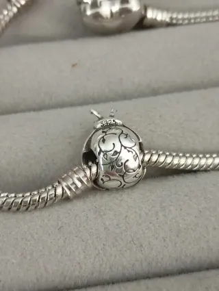 Charm mariquita rosa