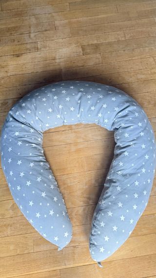 Cojín de lactancia gris con estrellas