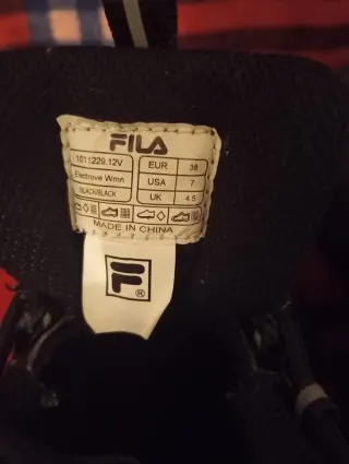 Zapatillas de mujer color negro marca Fila