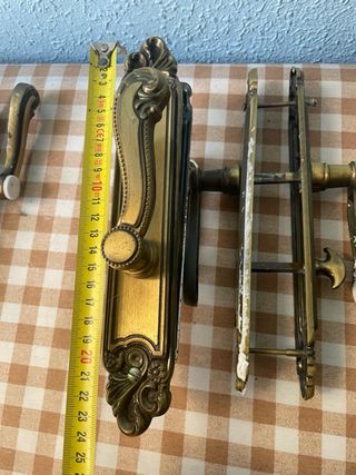 Cinco juegos manillas vintage latón