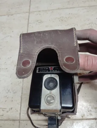 Cámara de fotos vintage con funda