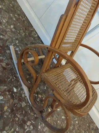 Mecedoras antiguas de madera y mimbre