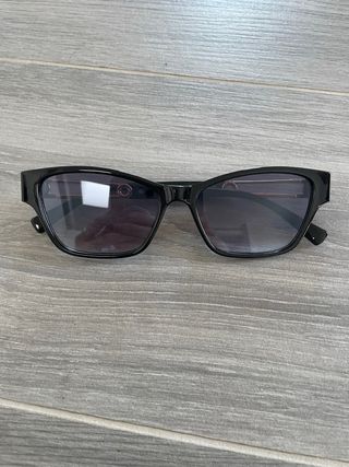 Gafas de sol negras con detalles dorados