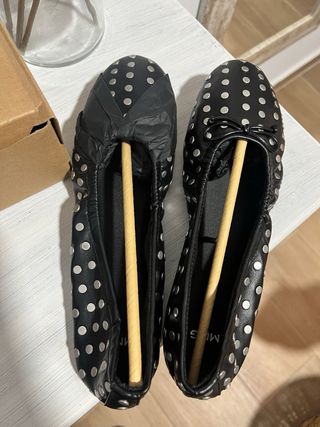 Zapatos planos negros con tachuelas plateadas