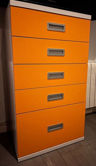 Cómoda 5 cajones naranja y blanco