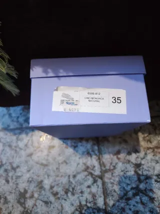 Zapatos casuales beige y blancos