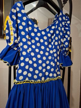 Traje de flamenca azul con lunares blancos