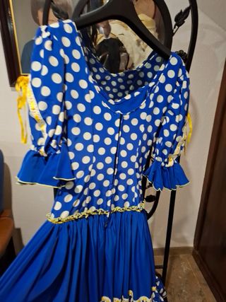 Traje de flamenca azul con lunares blancos