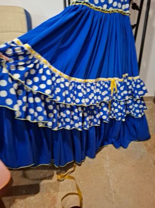Traje de flamenca azul con lunares blancos