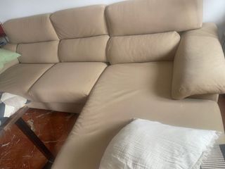 Sofá cómodo beige de tela