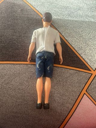 Muñeco Ken Barbie Y dos muñecas barbies