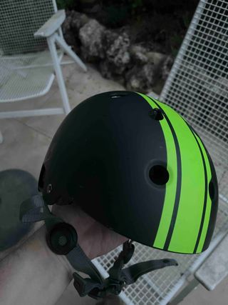 Casco patinete infantil negro/verde