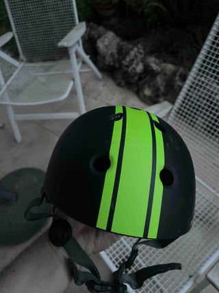 Casco patinete infantil negro/verde