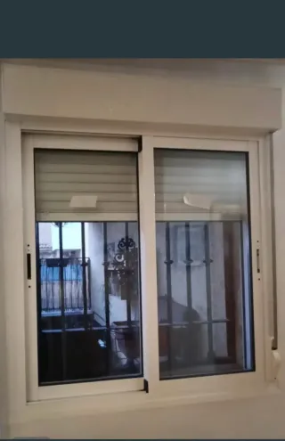Ventana aluminio con persiana