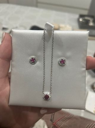 Conjunto Plata y Rubí: Colgante y Pendientes