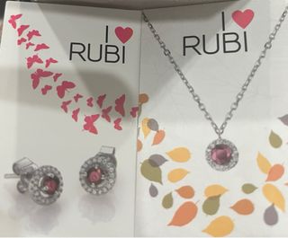 Conjunto Plata y Rubí: Colgante y Pendientes