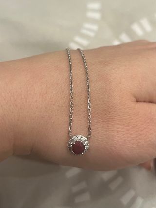 Conjunto Plata y Rubí: Colgante y Pendientes