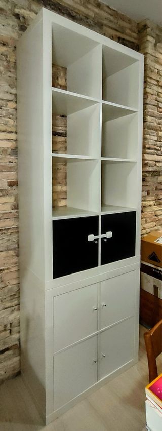 Estantería blanca de ikea con 2 puertas negras