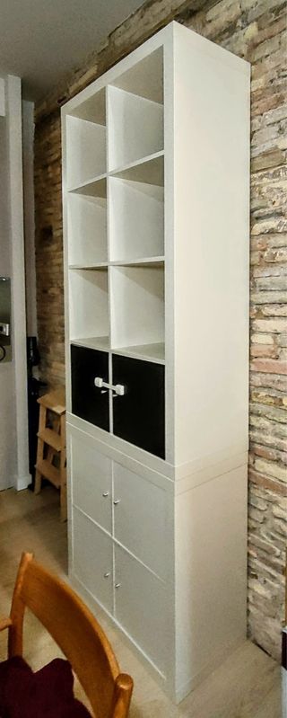 Estantería blanca de ikea con 2 puertas negras