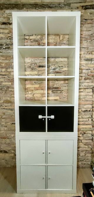 Estantería blanca de ikea con 2 puertas negras