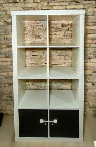 Estantería blanca de ikea con 2 puertas negras