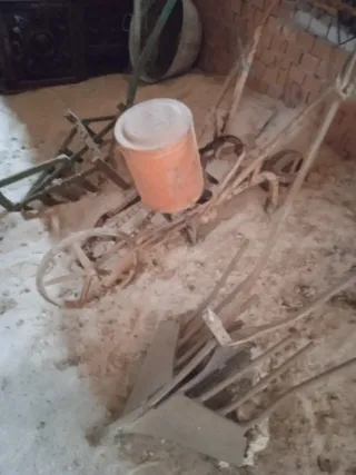 Arados y sembradora antiguos