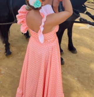 Traje de flamenca color coral lunares