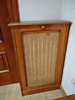 Cubreradiador de madera y ratán