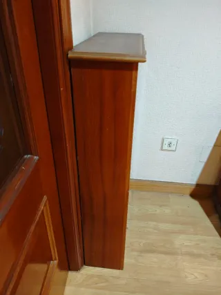 Cubreradiador de madera y ratán