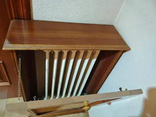 Cubreradiador de madera y ratán
